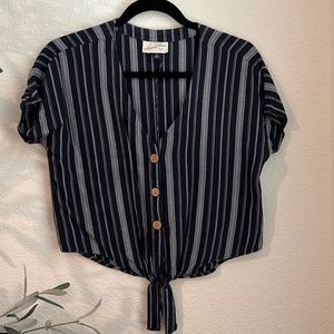 Universal Thread tie front top
